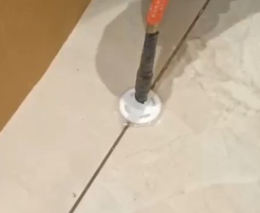 沈阳市瓷砖空鼓维修公司专业解答瓷砖在铺贴过程中，如果没有涂抹均匀到位的粘结材料（如水泥砂浆或瓷砖胶），可能会导致以下问题