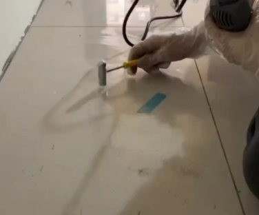 沈阳市瓷砖开裂维修公司专业分享瓷砖在铺贴前如果没有沥干水分，将会导致以下问题
