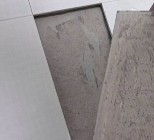 沈阳市瓷砖空鼓维修公司分享瓷砖铺贴时如果打浆（即涂抹在瓷砖背面和基层上的砂浆或瓷砖胶）过少，会带来以下问题